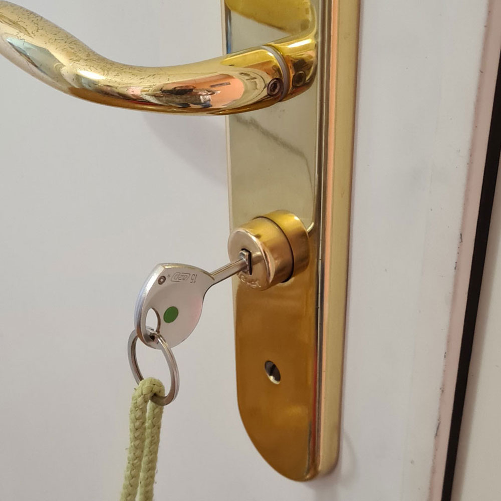 système de poignée avec un clé dans la serrure installé par un artisan serrurier